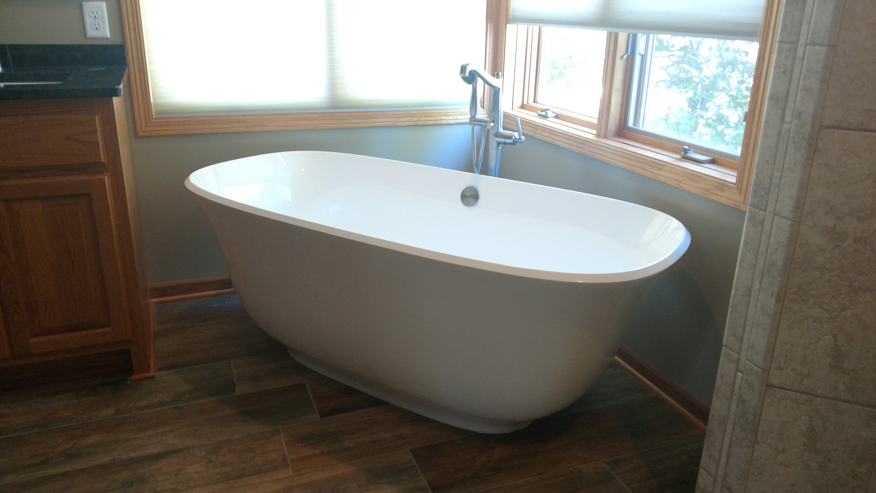 Free-standing soaking tub w/ floor mounted faucet