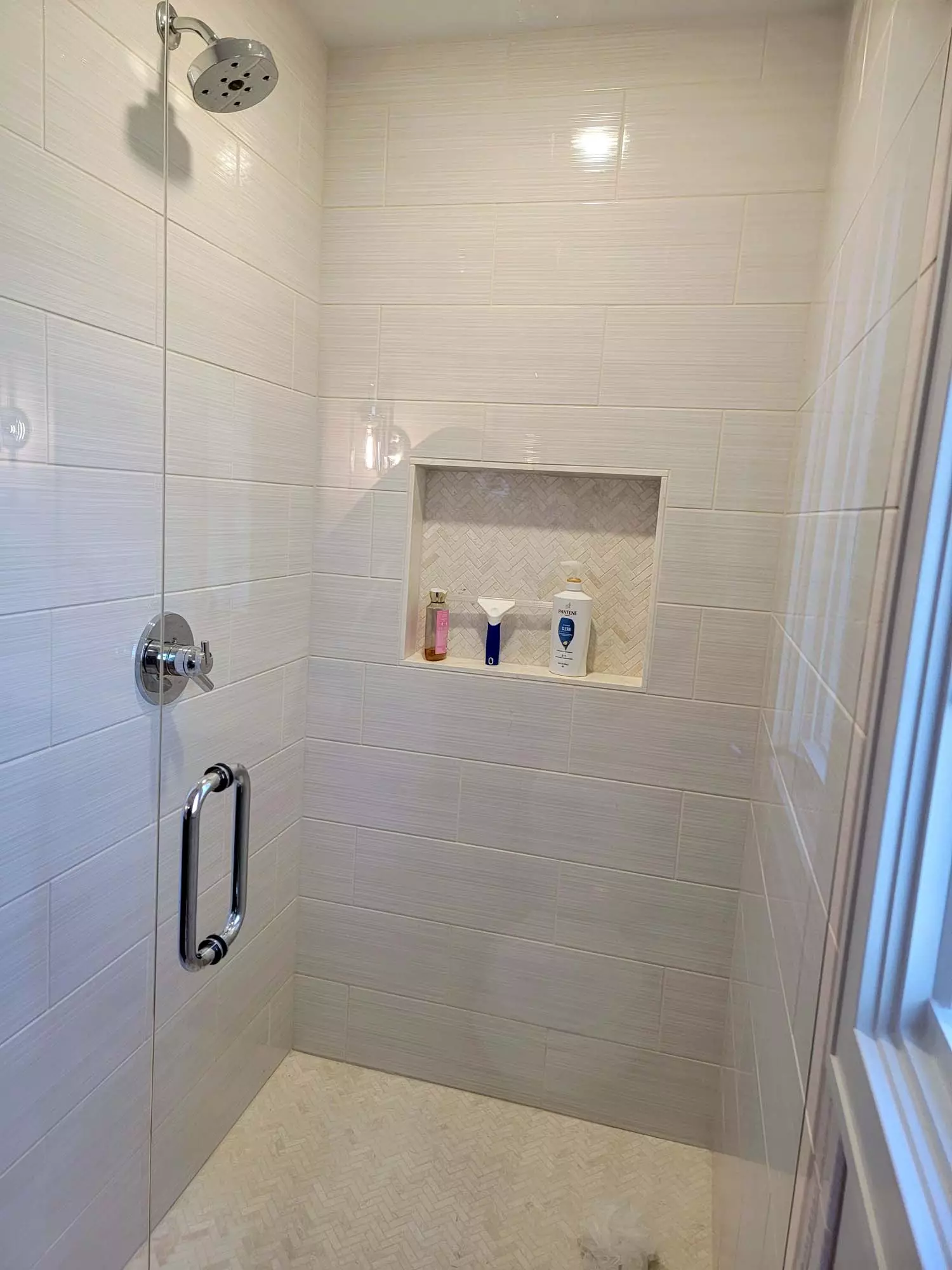 Tile shower with built-in niche