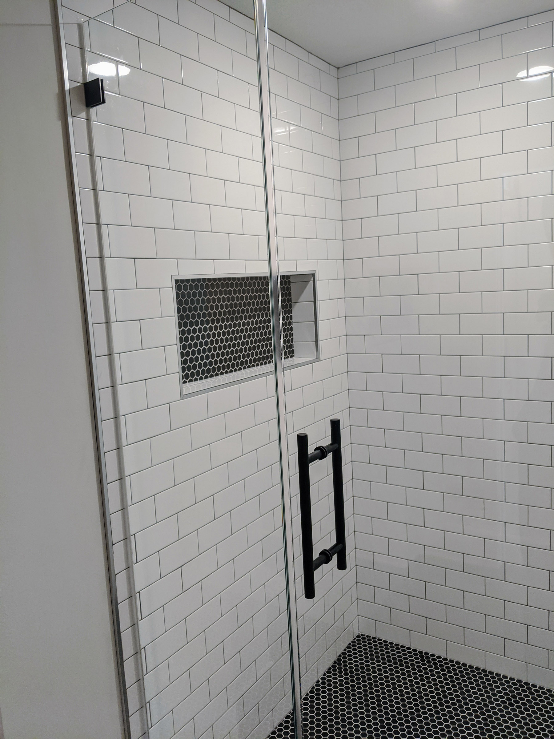 Frameless shower door w/ black hardware