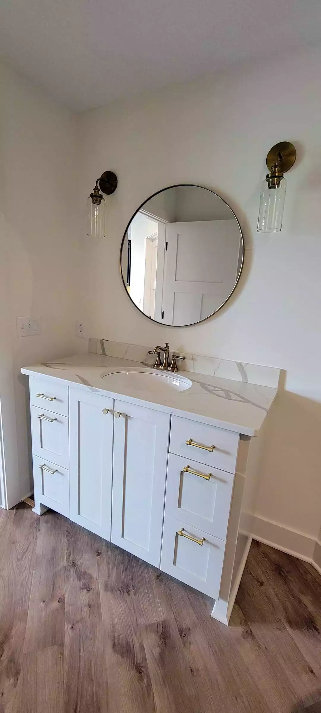 Single vanity with decorative mirror and lights