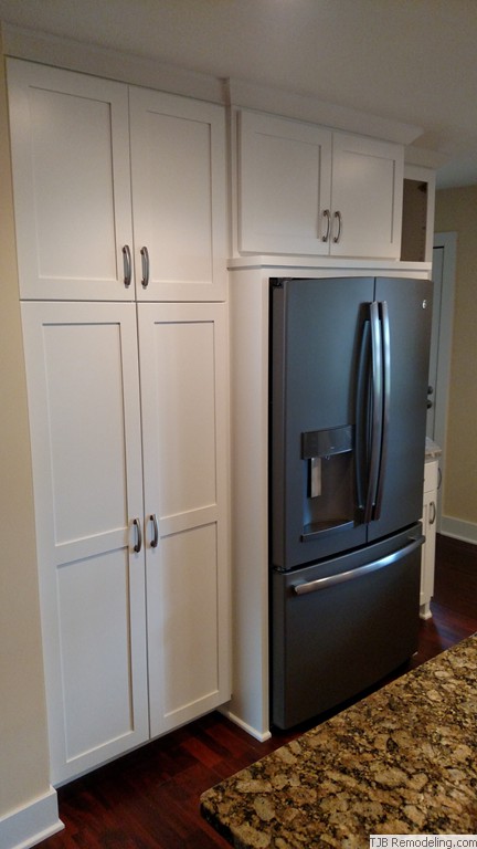 Beautiful mix of colors, white cabinets, dark hardword, granite & black appliances
