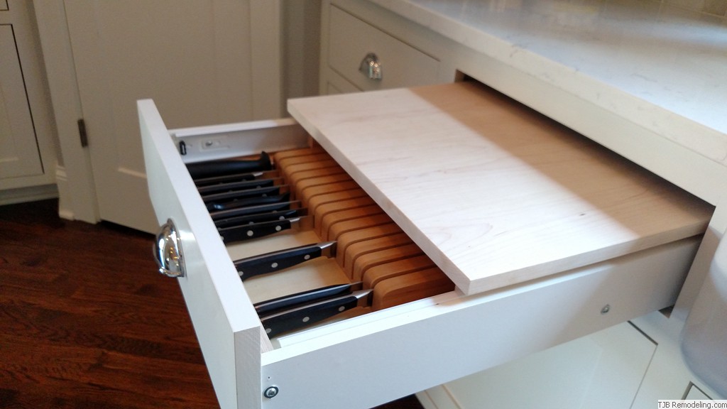 Knive storage under in drawer cutting board