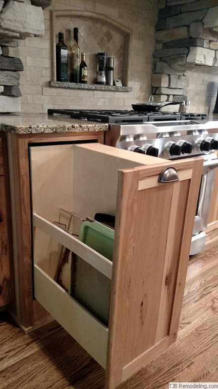 Baking and cookie sheet pull-out organizer