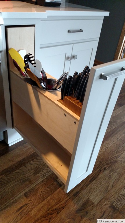 Cabinet with utenstil pull-out